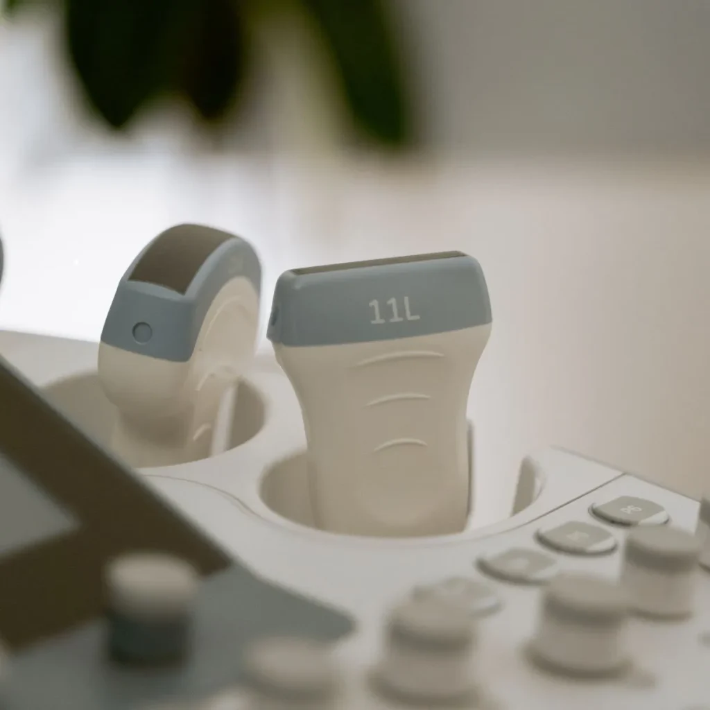 Detalhe dos transdutores de um aparelho de ultrassom doppler de alta resolução utilizado para exames vasculares em Marília.