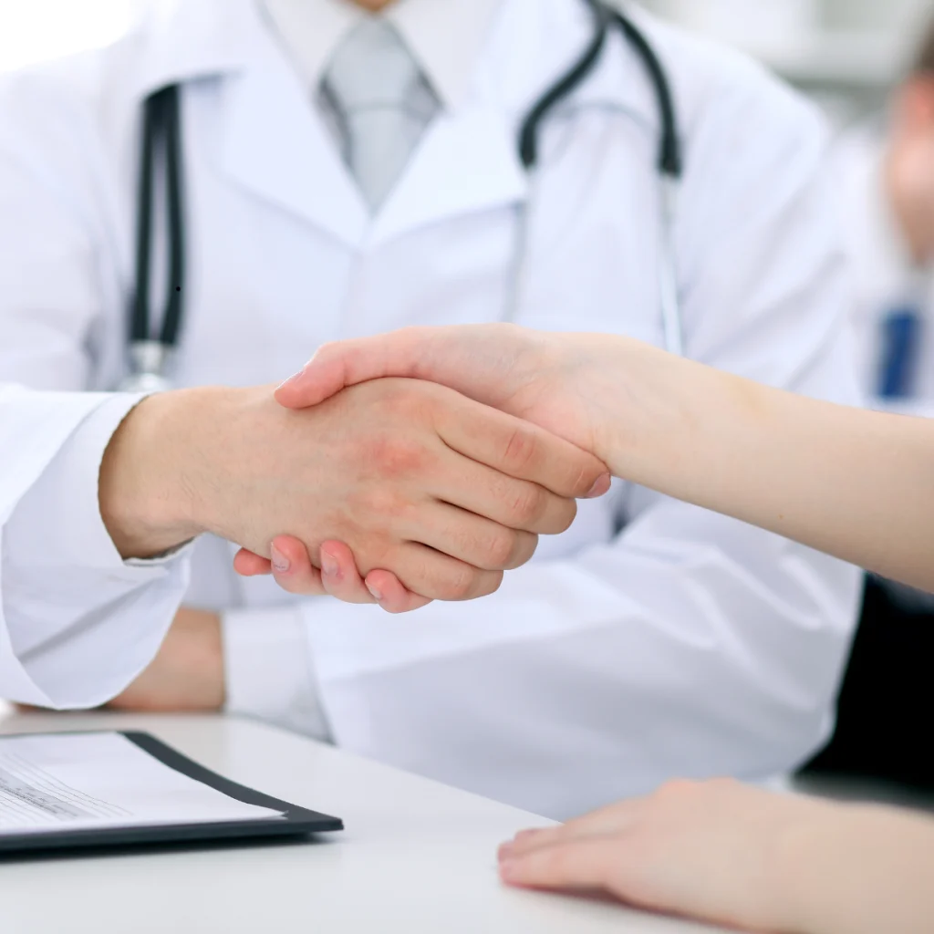 Médico Cirurgião vascular e endovascular cumprimentando paciente em consultório em Marília, simbolizando confiança e ética médica.